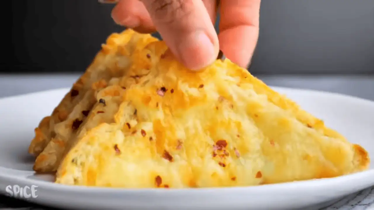 chili cheese toast recipe on a serving plate