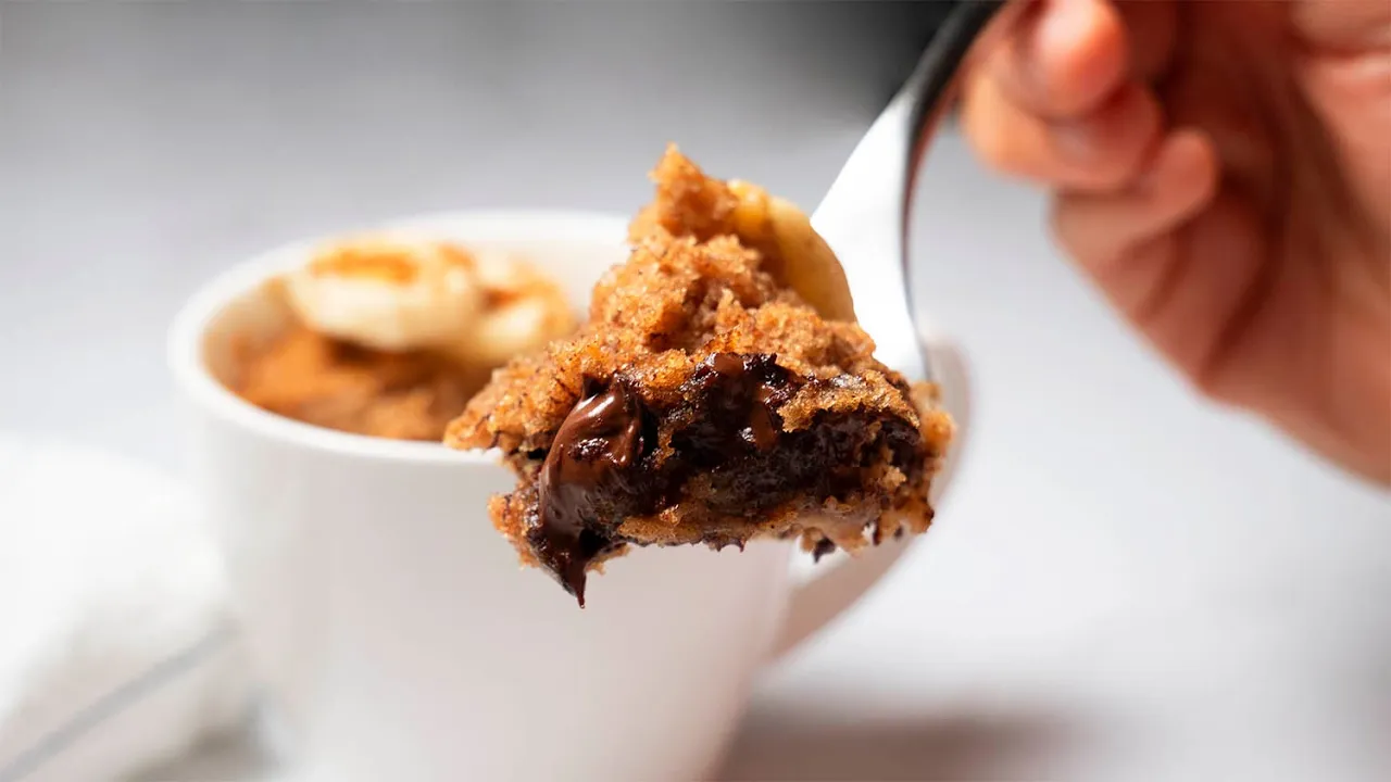 1 Minute Chocolate Banana Mug Cake in Microwave