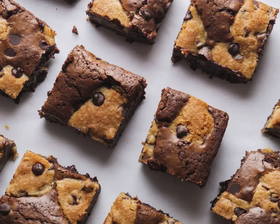 Brookies Recipe bars serve on a serving plate